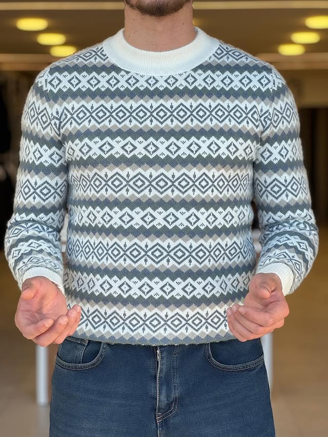 Patterned Sweater in Blue and White Neck